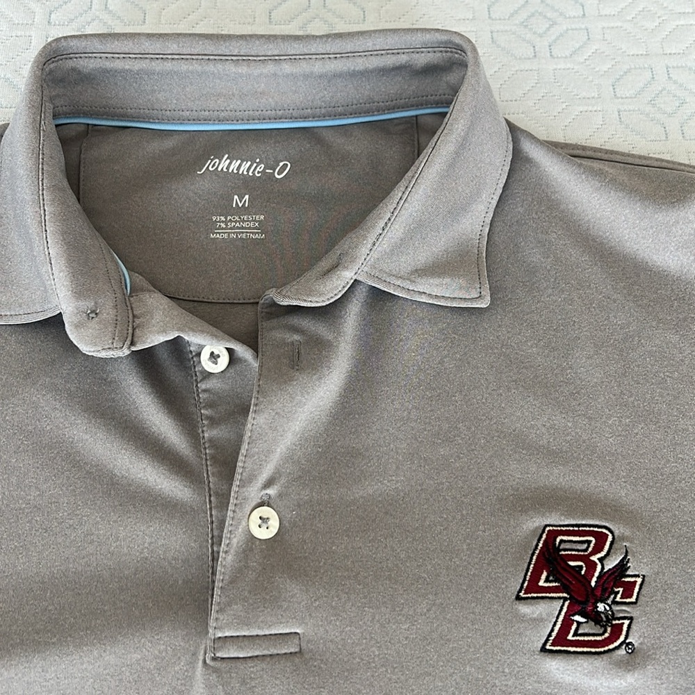 Boston College logo embroidered gray Johnnie-O Men’s Medium golf shirt Like New